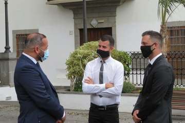 Minuto de silencio por las víctimas del Covid-19 en la plaza de San Juan y del personal de Servicios Sociales (Foto TA)